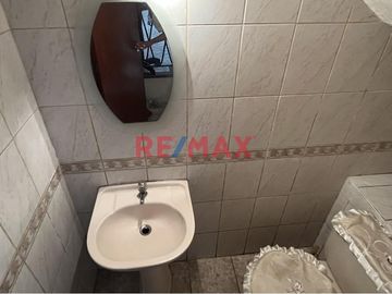 Se vende CASA DE 3 PISOS 
Ubicación:  Calle Cerro Hermoso Mz L1 lote 16 Urb Loyola 1ra etapa Surco 
Ideal para:
- Familias numerosas
- Inversioni