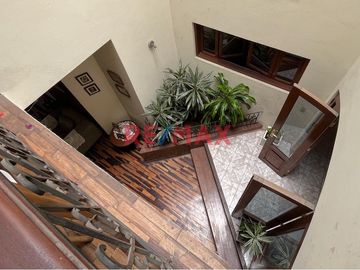 Se vende CASA DE 3 PISOS 
Ubicación:  Calle Cerro Hermoso Mz L1 lote 16 Urb Loyola 1ra etapa Surco 
Ideal para:
- Familias numerosas
- Inversioni
