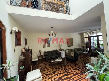 Se vende CASA DE 3 PISOS 
Ubicación:  Calle Cerro Hermoso Mz L1 lote 16 Urb Loyola 1ra etapa Surco 
Ideal para:
- Familias numerosas
- Inversioni