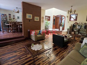 Se vende CASA DE 3 PISOS 
Ubicación:  Calle Cerro Hermoso Mz L1 lote 16 Urb Loyola 1ra etapa Surco 
Ideal para:
- Familias numerosas
- Inversioni