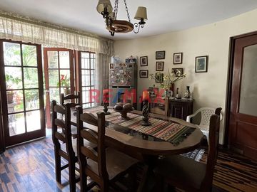 Se vende CASA DE 3 PISOS 
Ubicación:  Calle Cerro Hermoso Mz L1 lote 16 Urb Loyola 1ra etapa Surco 
Ideal para:
- Familias numerosas
- Inversioni