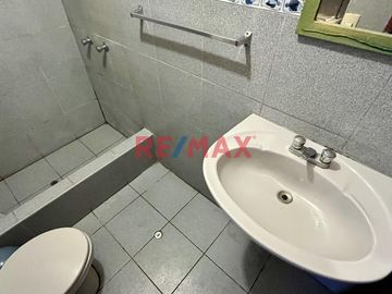 Se vende CASA DE 3 PISOS 
Ubicación:  Calle Cerro Hermoso Mz L1 lote 16 Urb Loyola 1ra etapa Surco 
Ideal para:
- Familias numerosas
- Inversioni