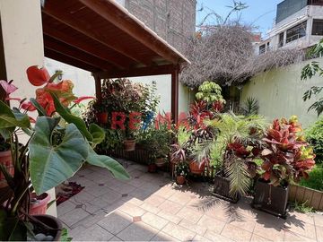 Se vende CASA DE 3 PISOS 
Ubicación:  Calle Cerro Hermoso Mz L1 lote 16 Urb Loyola 1ra etapa Surco 
Ideal para:
- Familias numerosas
- Inversioni