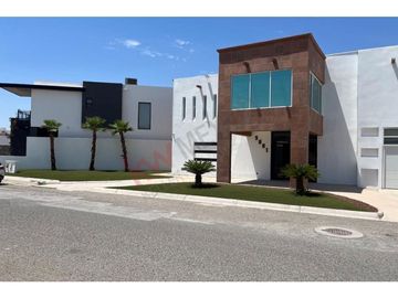 Residencia majestuosa en venta. Misión de los Lagos