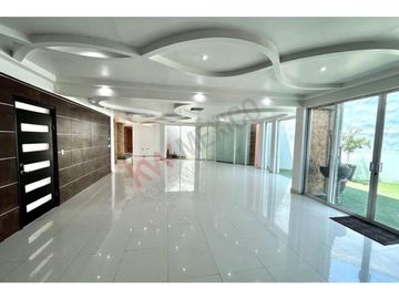 Residencia majestuosa en venta. Misión de los Lagos
