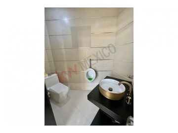 Residencia majestuosa en venta. Misión de los Lagos