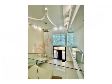 Residencia majestuosa en venta. Misión de los Lagos