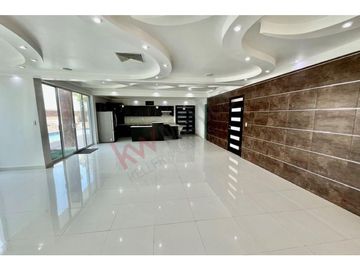 Residencia majestuosa en venta. Misión de los Lagos
