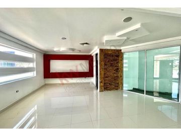 Residencia majestuosa en venta. Misión de los Lagos