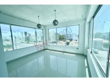 Residencia majestuosa en venta. Misión de los Lagos