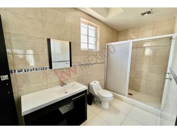 Residencia majestuosa en venta. Misión de los Lagos