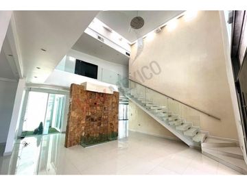 Residencia majestuosa en venta. Misión de los Lagos