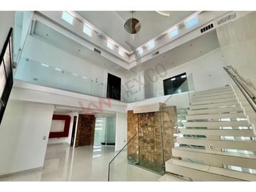 Residencia majestuosa en venta. Misión de los Lagos