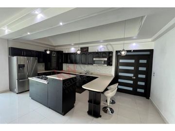 Residencia majestuosa en venta. Misión de los Lagos