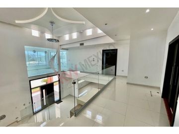 Residencia majestuosa en venta. Misión de los Lagos