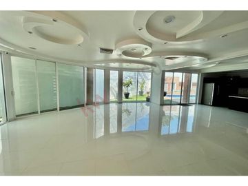 Residencia majestuosa en venta. Misión de los Lagos