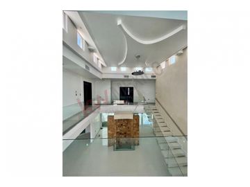 Residencia majestuosa en venta. Misión de los Lagos