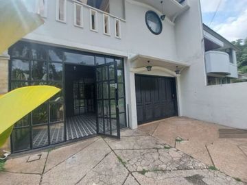 Rumah Asri di Cinere, Depok. Ada Kolam Renang