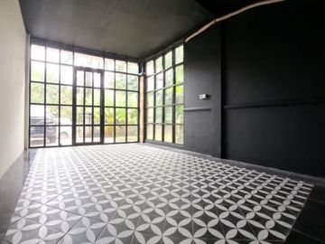 Rumah Asri di Cinere, Depok. Ada Kolam Renang