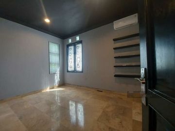 Rumah Asri di Cinere, Depok. Ada Kolam Renang