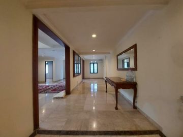 Rumah Asri di Cinere, Depok. Ada Kolam Renang