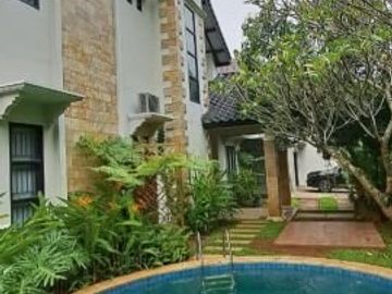 Rumah Asri di Cinere, Depok. Ada Kolam Renang