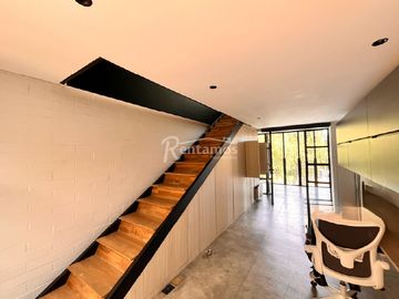oficina en arriendo en el tesoro. Cod A777210