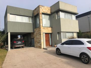 casa minimalista en Los Troncos