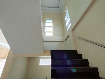 Rumah baru 2 lantai di selatan Terminal Giwangan
