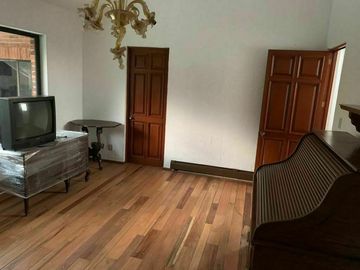 Casa en venta, CDMX, 2 niveles, jardín, Lomas Altas