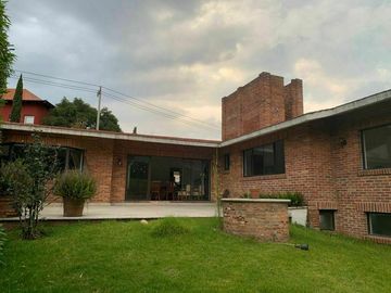 Casa en venta, CDMX, 2 niveles, jardín, Lomas Altas