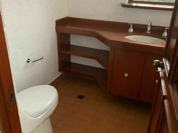 Casa en venta, CDMX, 2 niveles, jardín, Lomas Altas