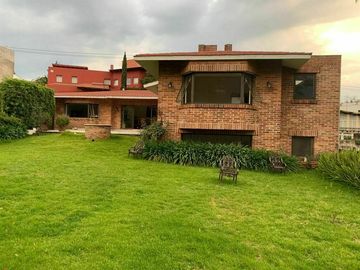 Casa en venta, CDMX, 2 niveles, jardín, Lomas Altas