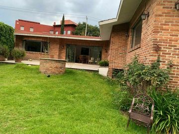 Casa en venta, CDMX, 2 niveles, jardín, Lomas Altas