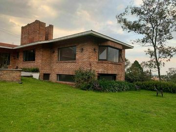 Casa en venta, CDMX, 2 niveles, jardín, Lomas Altas