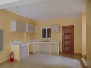 5 Bedrooms Semi-furnished Duplex House located in Mabolo
