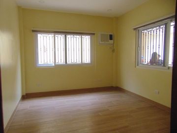 5 Bedrooms Semi-furnished Duplex House located in Mabolo