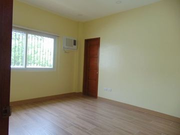 5 Bedrooms Semi-furnished Duplex House located in Mabolo