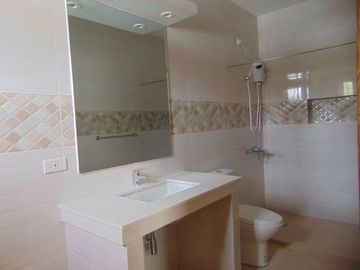 5 Bedrooms Semi-furnished Duplex House located in Mabolo
