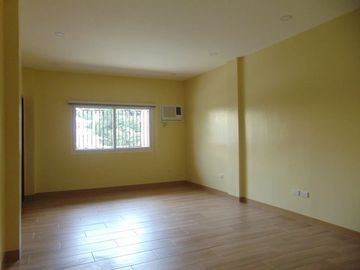 5 Bedrooms Semi-furnished Duplex House located in Mabolo