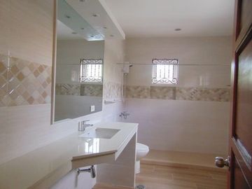 5 Bedrooms Semi-furnished Duplex House located in Mabolo