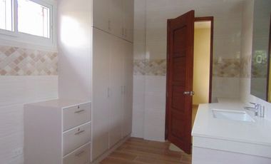 5 Bedrooms Semi-furnished Duplex House located in Mabolo