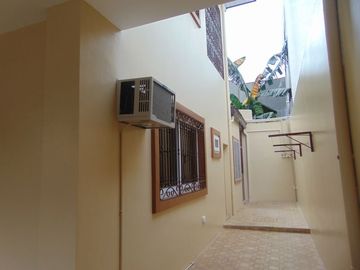 5 Bedrooms Semi-furnished Duplex House located in Mabolo