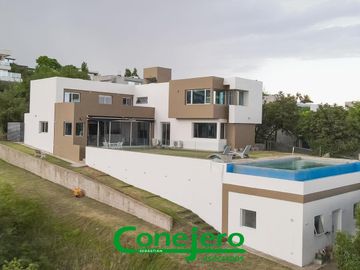 LA RUFINA casa  2 plantas 4 dormitorios con excelente vista y gran patio plano y pileta