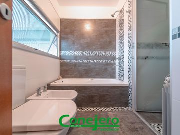 LA RUFINA casa  2 plantas 4 dormitorios con excelente vista y gran patio plano y pileta
