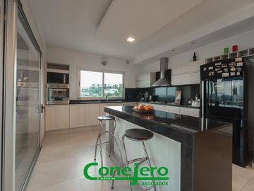 LA RUFINA casa  2 plantas 4 dormitorios con excelente vista y gran patio plano y pileta