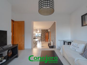 LA RUFINA casa  2 plantas 4 dormitorios con excelente vista y gran patio plano y pileta