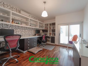 LA RUFINA casa  2 plantas 4 dormitorios con excelente vista y gran patio plano y pileta