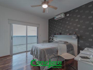 LA RUFINA casa  2 plantas 4 dormitorios con excelente vista y gran patio plano y pileta