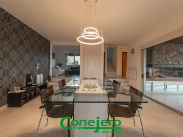 LA RUFINA casa  2 plantas 4 dormitorios con excelente vista y gran patio plano y pileta